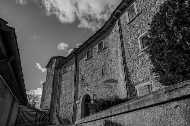 Angevin Kalesi 13. yüzyılda Angevinler tarafından köyün dağlık tepesinde inşa edildi. Sonraki dönemlerde kale Caldora ve Caracciolo ailelerine aitti..