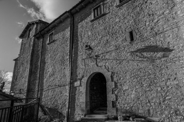 Angevin Kalesi 13. yüzyılda Angevinler tarafından köyün dağlık tepesinde inşa edildi. Sonraki dönemlerde kale Caldora ve Caracciolo ailelerine aitti..