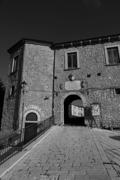 Angevin Kalesi 13. yüzyılda Angevinler tarafından köyün dağlık tepesinde inşa edildi. Sonraki dönemlerde kale Caldora ve Caracciolo ailelerine aitti..