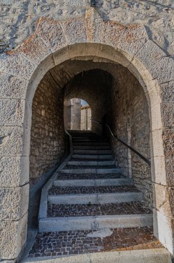 Angevin Kalesi 13. yüzyılda Angevinler tarafından köyün dağlık tepesinde inşa edildi. Sonraki dönemlerde kale Caldora ve Caracciolo ailelerine aitti..