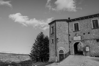 Angevin Kalesi 13. yüzyılda Angevinler tarafından köyün dağlık tepesinde inşa edildi. Sonraki dönemlerde kale Caldora ve Caracciolo ailelerine aitti..