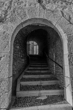 Angevin Kalesi 13. yüzyılda Angevinler tarafından köyün dağlık tepesinde inşa edildi. Sonraki dönemlerde kale Caldora ve Caracciolo ailelerine aitti..