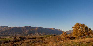 Abruzzo, Roma 'nın doğusunda Adriyatik ve Apeninler arasında yer alan bir İtalyan bölgesidir. İç bölgeler çoğunlukla ulusal parklar ve doğa rezervlerinden oluşur..