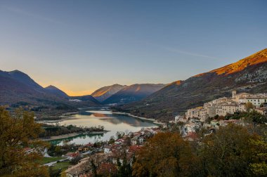 Barrea, L 'Aquila, Abruzzo. Barrea, Abruzzo 'da kayalık bir dağ çıkıntısına tünemiş küçük bir köydür..
