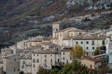 Barrea, L 'Aquila, Abruzzo. Barrea, Abruzzo 'da kayalık bir dağ çıkıntısına tünemiş küçük bir köydür..