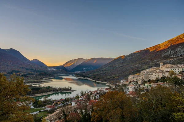 Barrea, L 'Aquila, Abruzzo. Barrea, Abruzzo 'da kayalık bir dağ çıkıntısına tünemiş küçük bir köydür..