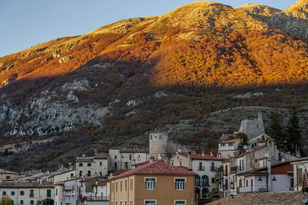 Barrea, L 'Aquila, Abruzzo. Barrea, Abruzzo 'da kayalık bir dağ çıkıntısına tünemiş küçük bir köydür..