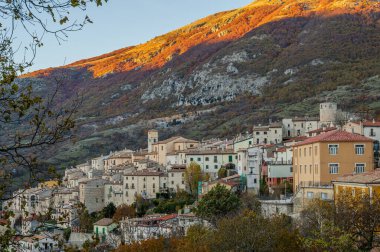 Barrea, L 'Aquila, Abruzzo. Barrea, Abruzzo 'da kayalık bir dağ çıkıntısına tünemiş küçük bir köydür..