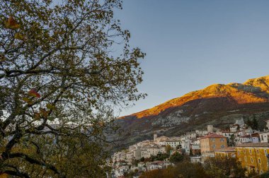 Barrea, L 'Aquila, Abruzzo. Barrea, Abruzzo 'da kayalık bir dağ çıkıntısına tünemiş küçük bir köydür..