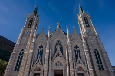 Castelpetroso, Molise. Madonna Addolorata 'nın mabedi. 28 Eylül 1890 'da ilk taşın atılmasıyla başlayan ve 1975' te tamamlanan mabet neo-gotik olarak inşa edilmiştir..