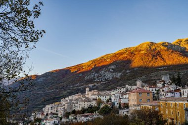 Barrea, L 'Aquila, Abruzzo. Barrea, Abruzzo 'da kayalık bir dağ çıkıntısına tünemiş küçük bir köydür..