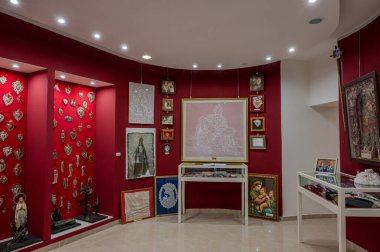 Castelpetroso, Molise. Madonna Addolorata 'nın mabedi. 28 Eylül 1890 'da ilk taşın atılmasıyla başlayan ve 1975' te tamamlanan mabet neo-gotik olarak inşa edilmiştir..