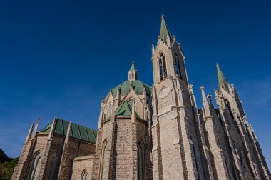 Castelpetroso, Molise. Madonna Addolorata 'nın mabedi. 28 Eylül 1890 'da ilk taşın atılmasıyla başlayan ve 1975' te tamamlanan mabet neo-gotik olarak inşa edilmiştir..