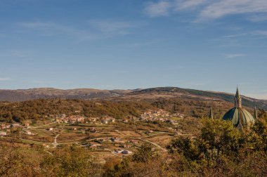 Castelpetroso, Molise. Madonna Addolorata 'nın mabedi. 28 Eylül 1890 'da ilk taşın atılmasıyla başlayan ve 1975' te tamamlanan mabet neo-gotik olarak inşa edilmiştir..