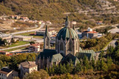 Castelpetroso, Molise. Madonna Addolorata 'nın mabedi. 28 Eylül 1890 'da ilk taşın atılmasıyla başlayan ve 1975' te tamamlanan mabet neo-gotik olarak inşa edilmiştir..