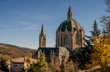 Castelpetroso, Molise. Madonna Addolorata 'nın mabedi. 28 Eylül 1890 'da ilk taşın atılmasıyla başlayan ve 1975' te tamamlanan mabet neo-gotik olarak inşa edilmiştir..