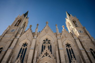 Castelpetroso, Molise. Madonna Addolorata 'nın mabedi. 28 Eylül 1890 'da ilk taşın atılmasıyla başlayan ve 1975' te tamamlanan mabet neo-gotik olarak inşa edilmiştir..