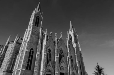 Castelpetroso, Molise. Madonna Addolorata 'nın mabedi. 28 Eylül 1890 'da ilk taşın atılmasıyla başlayan ve 1975' te tamamlanan mabet neo-gotik olarak inşa edilmiştir..