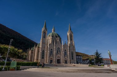 Castelpetroso, Molise. Madonna Addolorata 'nın mabedi. 28 Eylül 1890 'da ilk taşın atılmasıyla başlayan ve 1975' te tamamlanan mabet neo-gotik olarak inşa edilmiştir..