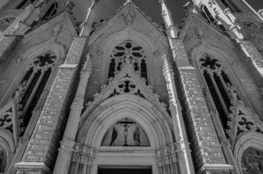 Castelpetroso, Molise. Madonna Addolorata 'nın mabedi. 28 Eylül 1890 'da ilk taşın atılmasıyla başlayan ve 1975' te tamamlanan mabet neo-gotik olarak inşa edilmiştir..