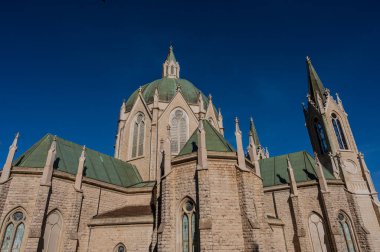 Castelpetroso, Molise. Madonna Addolorata 'nın mabedi. 28 Eylül 1890 'da ilk taşın atılmasıyla başlayan ve 1975' te tamamlanan mabet neo-gotik olarak inşa edilmiştir..
