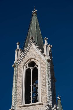 Castelpetroso, Molise. Madonna Addolorata 'nın mabedi. 28 Eylül 1890 'da ilk taşın atılmasıyla başlayan ve 1975' te tamamlanan mabet neo-gotik olarak inşa edilmiştir..