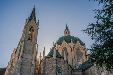 Castelpetroso, Molise. Madonna Addolorata 'nın mabedi. 28 Eylül 1890 'da ilk taşın atılmasıyla başlayan ve 1975' te tamamlanan mabet neo-gotik olarak inşa edilmiştir..