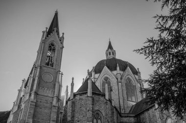 Castelpetroso, Molise. Madonna Addolorata 'nın mabedi. 28 Eylül 1890 'da ilk taşın atılmasıyla başlayan ve 1975' te tamamlanan mabet neo-gotik olarak inşa edilmiştir..