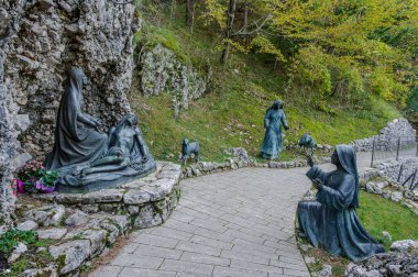 Castelpetroso, Madonna Addolorata Sığınağı. Hayalet 'in Yerleri