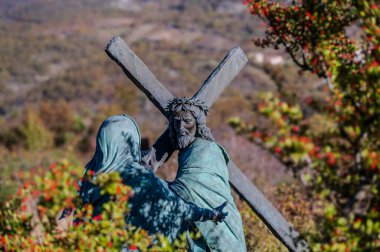 Castelpetroso, Molise. Madonna Addolorata 'nın Mabet ya da Küçük Bazilikası. Matris yoluyla. Calvary 'e giden yolda İsa' yla karşılaşmak.