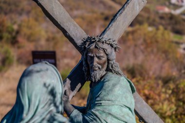 Castelpetroso, Molise. Madonna Addolorata 'nın Mabet ya da Küçük Bazilikası. Matris yoluyla. Calvary 'e giden yolda İsa' yla karşılaşmak.