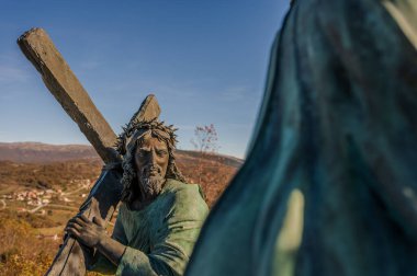 Castelpetroso, Molise. Madonna Addolorata 'nın Mabet ya da Küçük Bazilikası. Matris yoluyla. Calvary 'e giden yolda İsa' yla karşılaşmak.