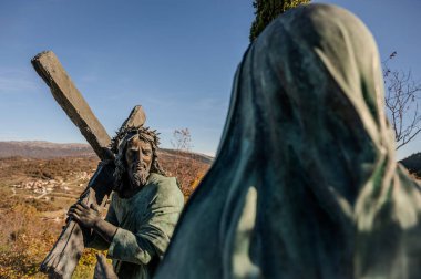 Castelpetroso, Molise. Madonna Addolorata 'nın Mabet ya da Küçük Bazilikası. Matris yoluyla. Calvary 'e giden yolda İsa' yla karşılaşmak.