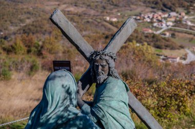 Castelpetroso, Molise. Madonna Addolorata 'nın Mabet ya da Küçük Bazilikası. Matris yoluyla. Calvary 'e giden yolda İsa' yla karşılaşmak.