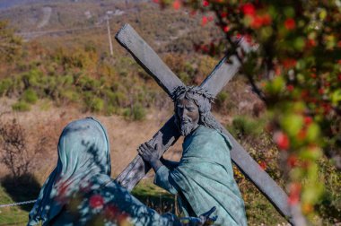 Castelpetroso, Molise. Madonna Addolorata 'nın Mabet ya da Küçük Bazilikası. Matris yoluyla. Calvary 'e giden yolda İsa' yla karşılaşmak.