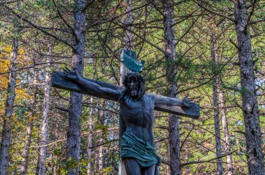 Castelpetroso, Molise. Madonna Addolorata 'nın Mabet ya da Küçük Bazilikası. Matris yoluyla. İsanın çarmıha gerilmesi ve ölümü.