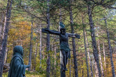Castelpetroso, Molise. Madonna Addolorata 'nın Mabet ya da Küçük Bazilikası. Matris yoluyla. İsanın çarmıha gerilmesi ve ölümü.