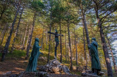 Castelpetroso, Molise. Madonna Addolorata 'nın Mabet ya da Küçük Bazilikası. Matris yoluyla. İsanın çarmıha gerilmesi ve ölümü.