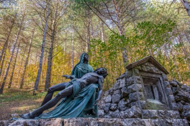 Castelpetroso, Molise. Madonna Addolorata 'nın Mabet ya da Küçük Bazilikası. Matris yoluyla. Hz. İsa 'nın Meryem' in kollarında ifadesi