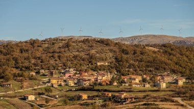Molise, Adriyatik Denizi kıyısında uzanan bir İtalyan dağlık bölgesidir. Apennine Dağları 'ndaki Abruzzo Milli Parkı' nın zengin bir kısmını kapsıyor..