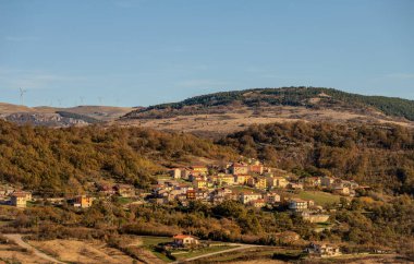 Molise, Adriyatik Denizi kıyısında uzanan bir İtalyan dağlık bölgesidir. Apennine Dağları 'ndaki Abruzzo Milli Parkı' nın zengin bir kısmını kapsıyor..