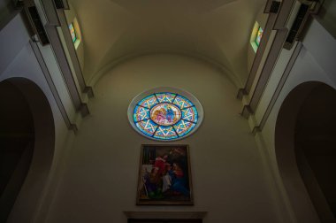 Kasaba kilisesi, 1706 depreminden sonra 12. yüzyılda inşa edildi, ancak 14. yüzyıl çan kulesinin bakımını üstlendi.