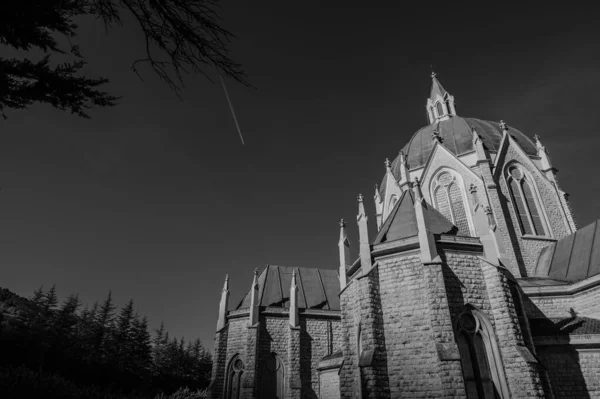 Castelpetroso, Molise. Madonna Addolorata 'nın mabedi. 28 Eylül 1890 'da ilk taşın atılmasıyla başlayan ve 1975' te tamamlanan mabet neo-gotik olarak inşa edilmiştir..