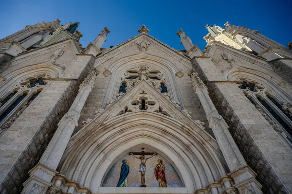 Castelpetroso, Molise. Madonna Addolorata 'nın mabedi. 28 Eylül 1890 'da ilk taşın atılmasıyla başlayan ve 1975' te tamamlanan mabet neo-gotik olarak inşa edilmiştir..