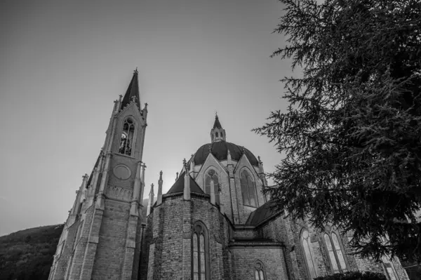 Castelpetroso, Molise. Madonna Addolorata 'nın mabedi. 28 Eylül 1890 'da ilk taşın atılmasıyla başlayan ve 1975' te tamamlanan mabet neo-gotik olarak inşa edilmiştir..