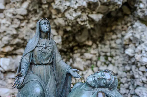 Castelpetroso, Madonna Addolorata Sığınağı. Hayalet 'in Yerleri