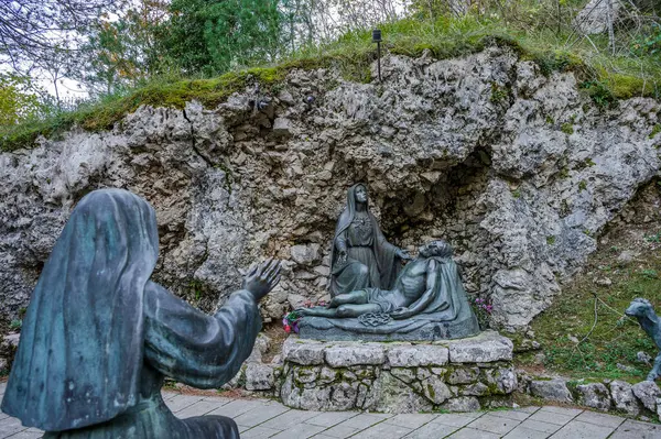 Castelpetroso, Madonna Addolorata Sığınağı. Hayalet 'in Yerleri