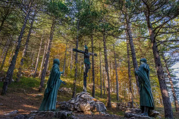 Castelpetroso, Molise. Madonna Addolorata 'nın Mabet ya da Küçük Bazilikası. Matris yoluyla. İsanın çarmıha gerilmesi ve ölümü.