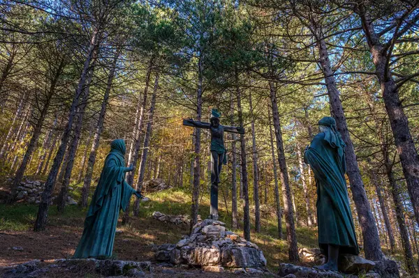 Castelpetroso, Molise. Madonna Addolorata 'nın Mabet ya da Küçük Bazilikası. Matris yoluyla. İsanın çarmıha gerilmesi ve ölümü.