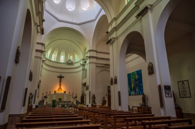 Kasaba kilisesi, 1706 depreminden sonra 12. yüzyılda inşa edildi, ancak 14. yüzyıl çan kulesinin bakımını üstlendi.